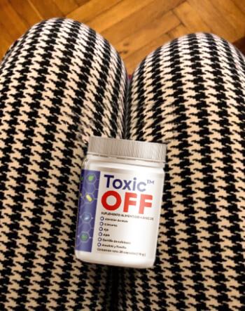 Envase de Toxic OFF sobre las piernas en una foto casual