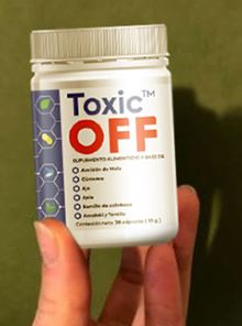 Envase de Toxic OFF sostenido con la mano